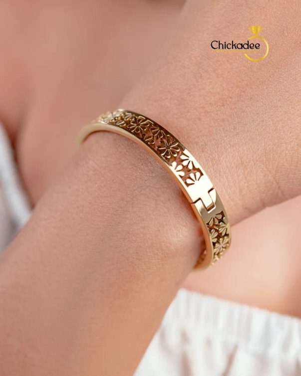 Classic Petal Charm Bangle
